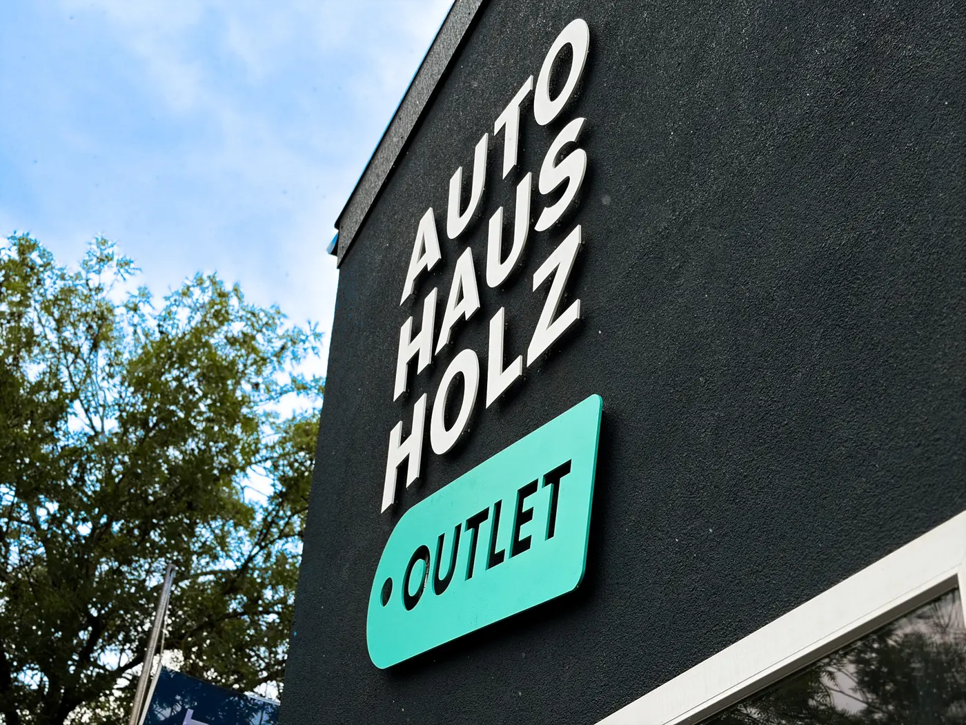 Fassade des Autohaus Holz Outlet in Landau