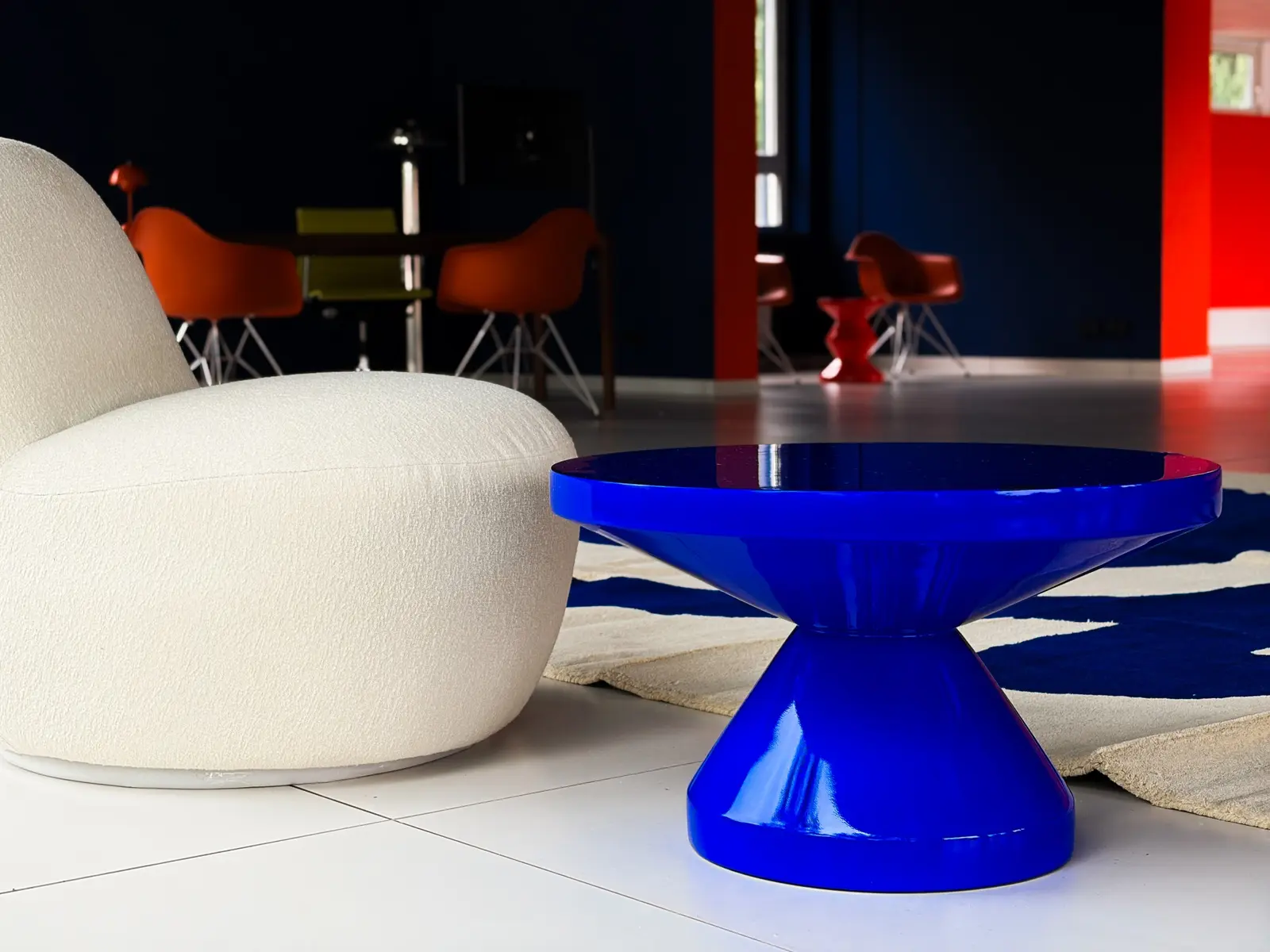Farbenfrohe Lounge im Autohaus Holz Outlet