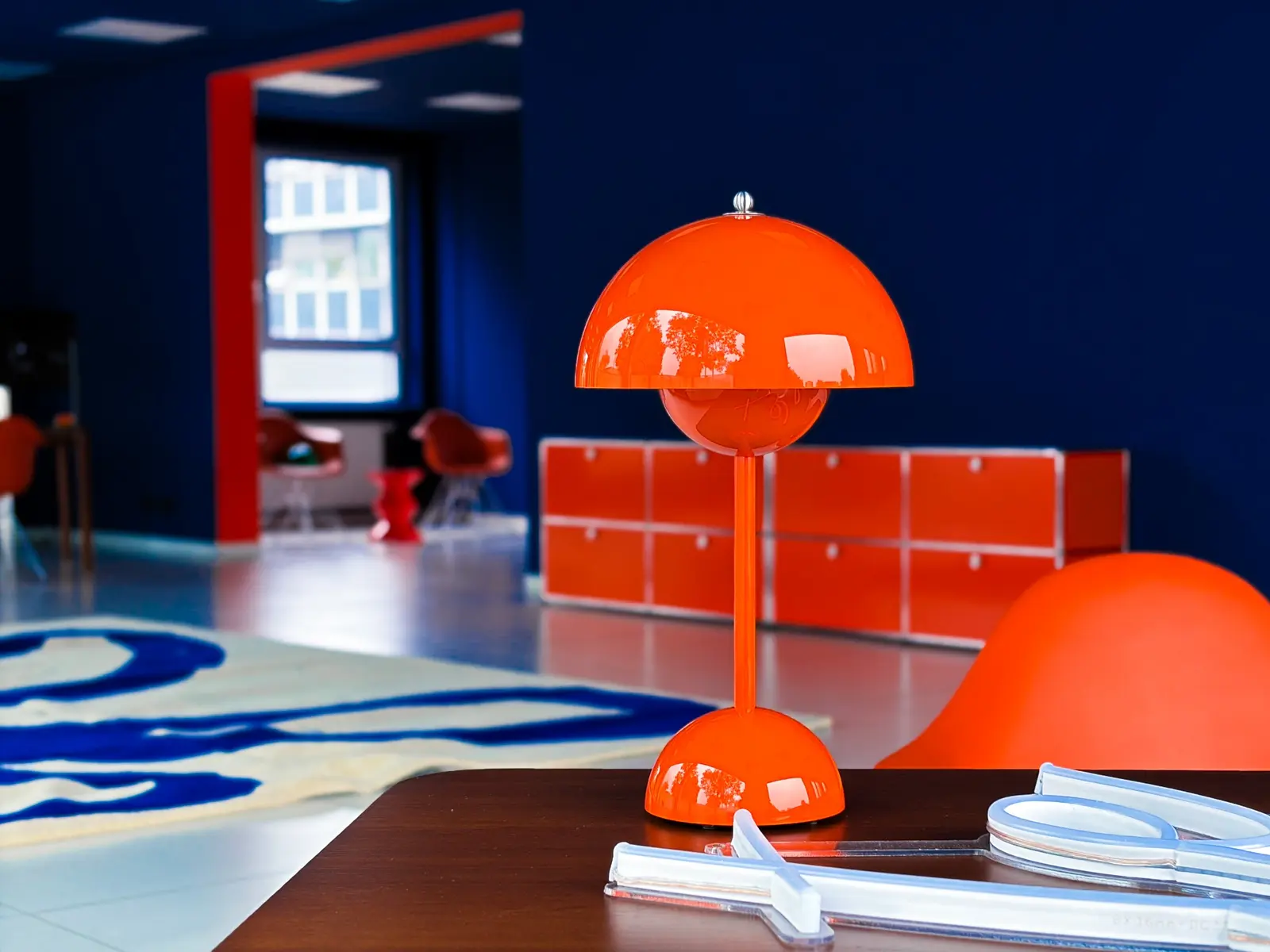 Orange Designleuchte in der Outlet Lounge