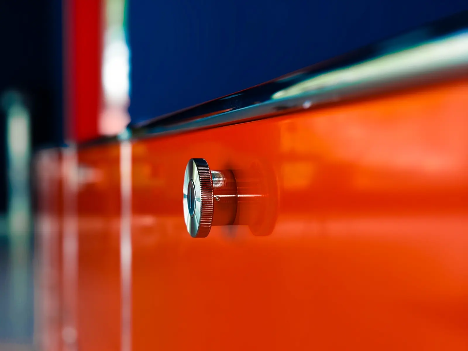 Detailaufnahme eines orangefarbenen Sideboards