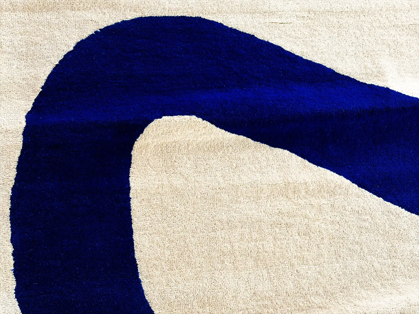 Detail eines blau-weißen Teppichs im Outlet